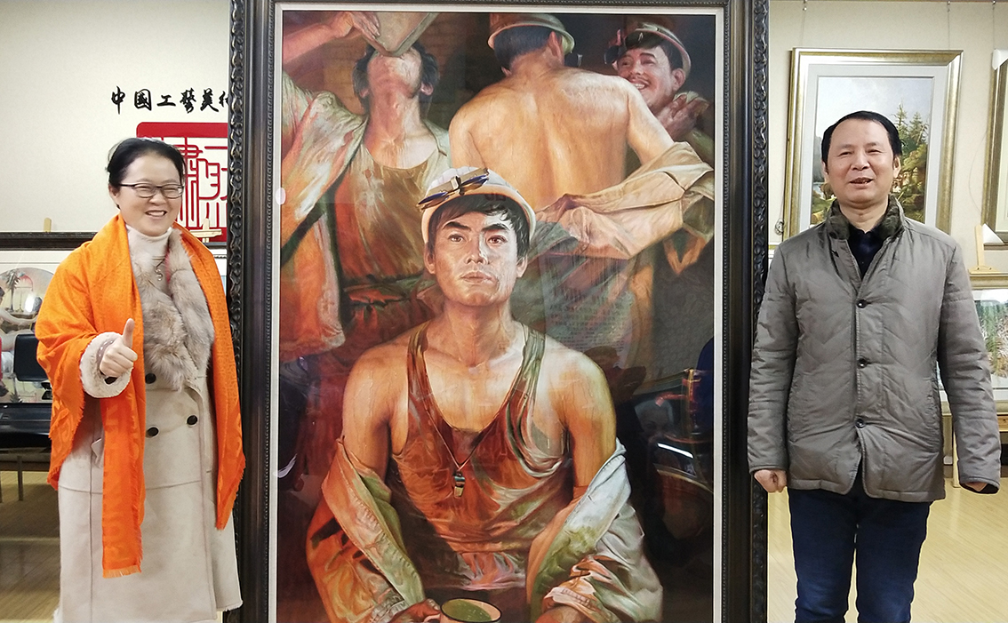 江苏省乡土人才高级研究班走进扬州礼好一然绣研究院开展学术交流,朱军成和学员在钢铁汗水刺绣作品前合影.jpg