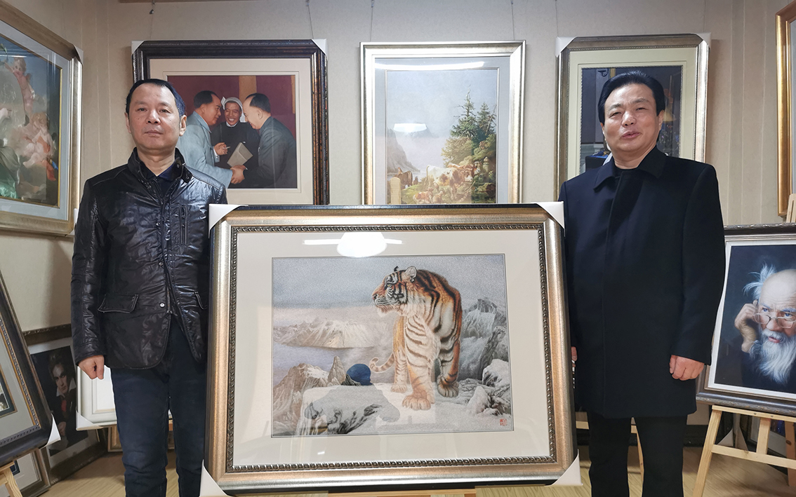 葛司令参观扬州礼好一然绣研究院，高度赞赏朱军成乱针绣作品
