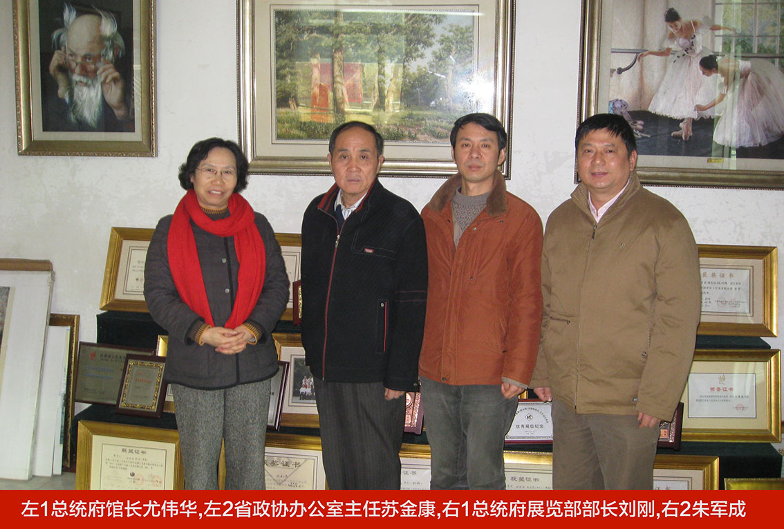 朱军成刺绣精品展亮相南京总统府左1总统府馆长尤伟华,左2省政协办公室主任苏金康,右1总统府展览部部长刘刚,右2朱军成.jpg