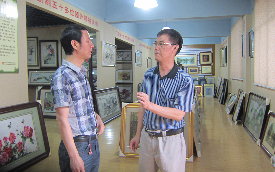 蔡民强与朱军成共商刺绣合作大计.jpg