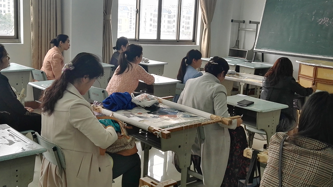 扬绣大师卫芳亲授技艺，宝应刺绣再添活力1.jpg