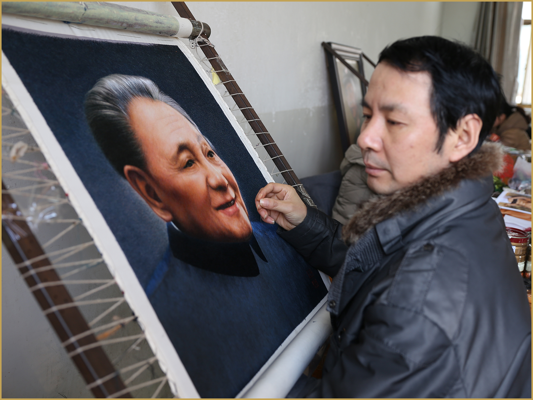 2013年朱军成绣制邓小平肖像工作照.png